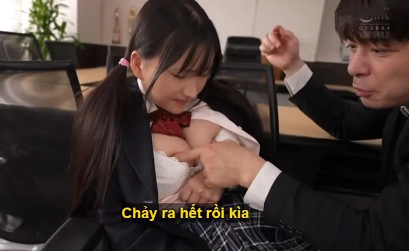 Trong suốt 3 năm, thầy giáo rèn luyện cô học trò ngực đẹp thành " bình đựng tinh"
